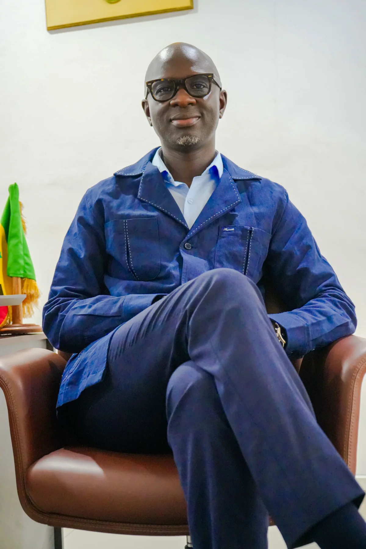 Alassane Mbaye assis dans un fauteuil