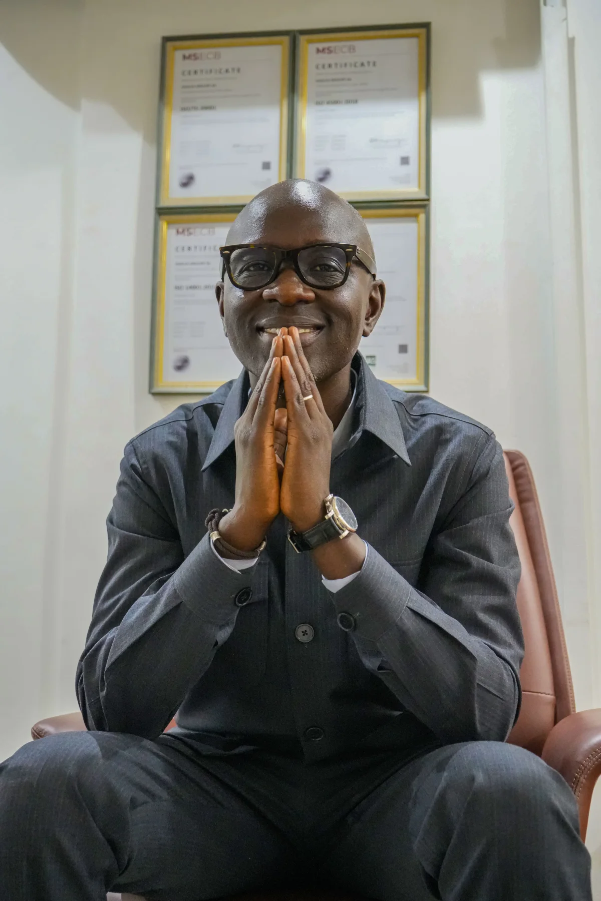 Alassane Mbaye assis dans son bureau